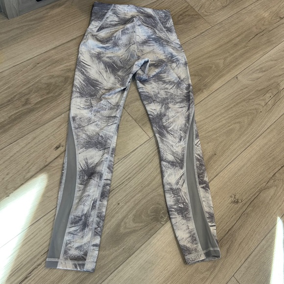 Lululemon Grey & White Mesh Legging - Picture 2 of 10